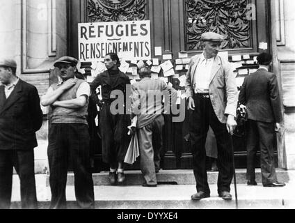 Menschen in Poitiers am Tag der Unterzeichnung des Waffenstillstandes, 1940 Stockfoto