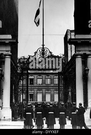 Flagge hissen an das französische Innenministerium, 1942 Stockfoto