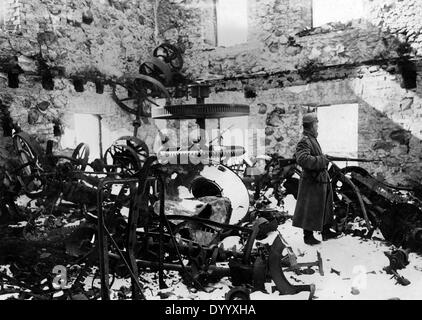 Deutscher Infanterist in einer shooted Mühle an der Ostfront, 1915 Stockfoto