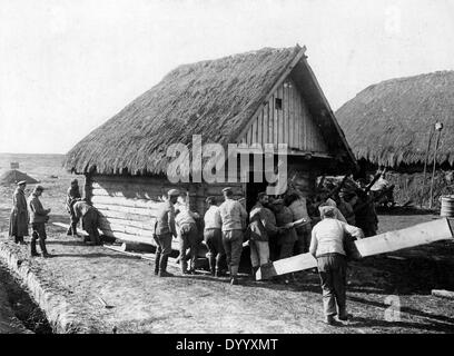 Umzug eines Holzhauses an der Ostfront, 1916 Stockfoto