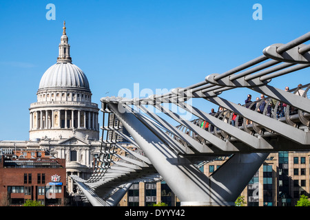 Millennium Bridge und St. Pauls Cathedral in London Vereinigtes Königreich Stockfoto