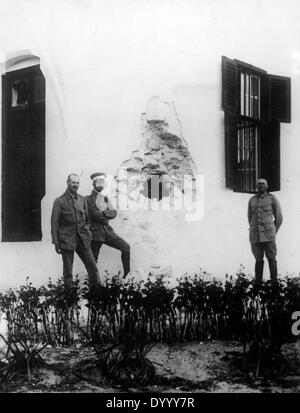 Deutsche Soldaten vor dem Zollhaus in Deutsch-Ostafrika im ersten Weltkrieg Stockfoto