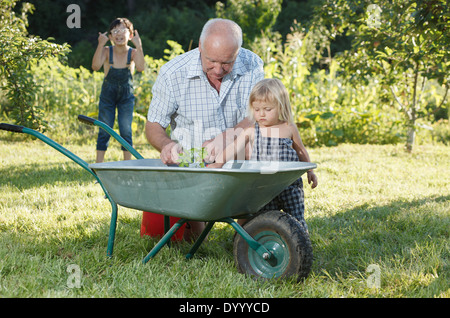 Kind ist ihr Großvater helfen. Stockfoto