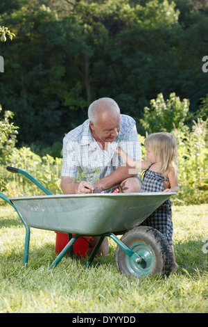 Kind ist ihr Großvater helfen. Stockfoto