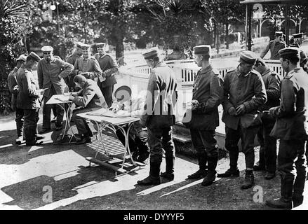 Verwundete deutsche Soldaten vor einem militärischen Krankenhaus, 1914 Stockfoto