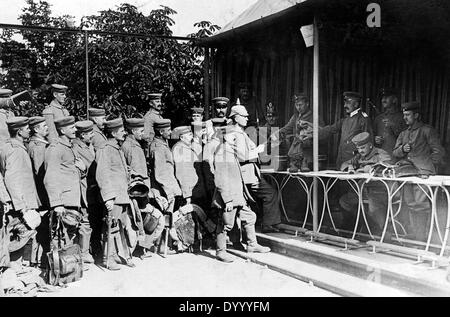 Verwundete deutsche Soldaten vor einem militärischen Krankenhaus, 1914 Stockfoto