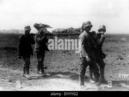 Einen verwundeten deutschen Soldaten auf einer Bahre während des ersten Weltkrieges Stockfoto