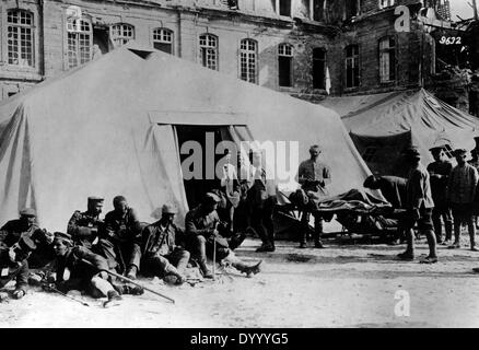 Verwundete deutsche Soldaten vor einem Feldlazarett, 1918 Stockfoto