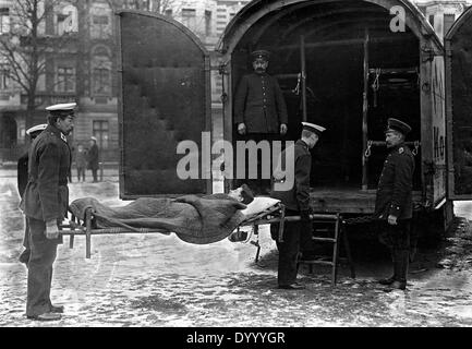 Transport eines verletzten Soldaten in Berlin, 1914 Stockfoto