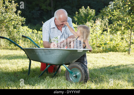 Kind ist ihr Großvater helfen. Stockfoto