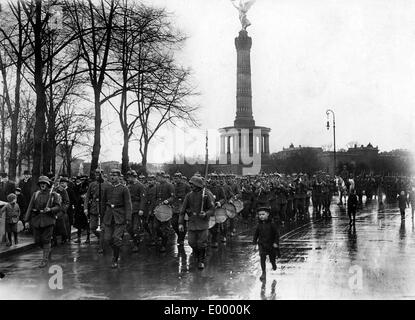 Deutsche Truppen auf ihrem Weg an der Ostfront während des ersten Weltkrieges Stockfoto