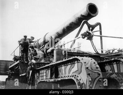 Englische Soldaten auf die Eisenbahn-Pistole an der Westfront Stockfoto