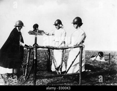 Englische Krankenschwestern am Grab des Soldaten, 1917 Stockfoto