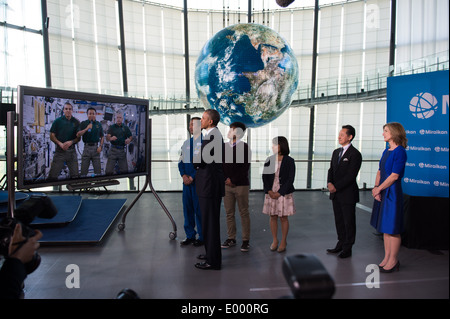 Präsident Obama und Raumstation Video Botschafter Kennedy ansehen Stockfoto