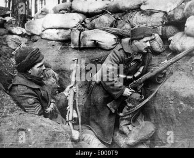 Britische Soldaten in einem Graben Stockfoto