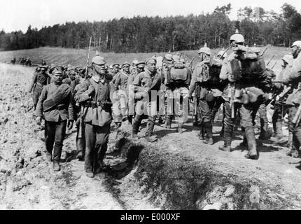 Russische Kriegsgefangene treffen deutsche Soldaten 1915 Stockfoto