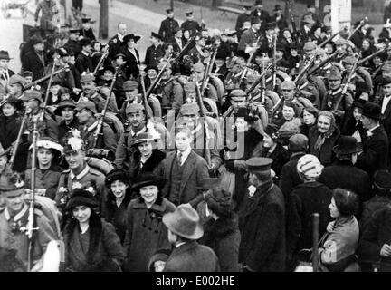 Abfahrt von Freiwilligen an die Front, 1914 Stockfoto