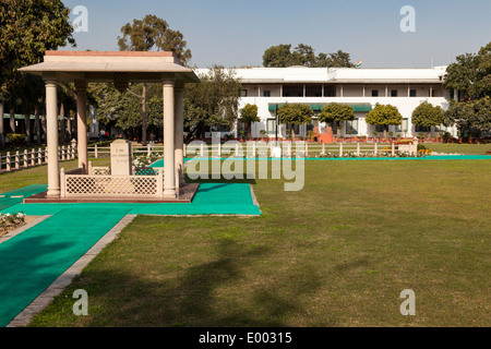 Neu-Delhi, Indien. Kennzeichnung den Ort der Ermordung Mahatma Gandhi-Denkmal. Museum im Hintergrund. Stockfoto