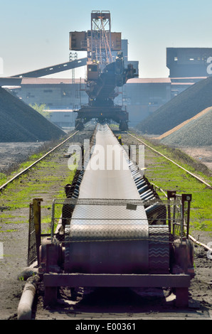 Erz Cargo Liner für das Stahlwerk in der Nähe von Pflanze Stockfoto