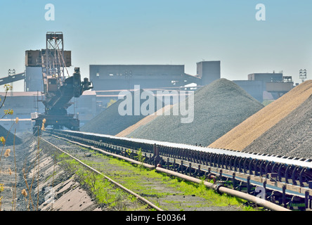 Erz Cargo Liner für das Stahlwerk in der Nähe von Pflanze Stockfoto