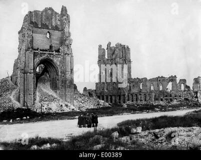 Zerstörte Kirche in Ypern, 1915 Stockfoto