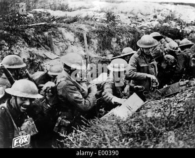 Britische Soldaten in einem Graben während der Schlacht an der Somme Stockfoto