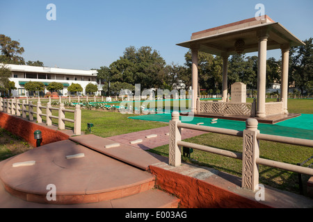 Neu-Delhi, Indien. Kennzeichnung den Ort der Ermordung Mahatma Gandhi-Denkmal. Museum im Hintergrund auf der linken Seite. Stockfoto