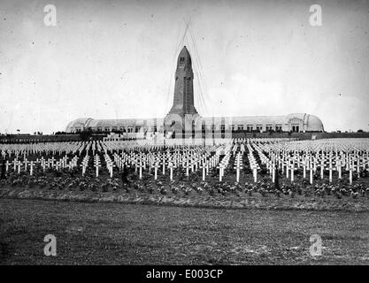 Beinhaus von Douaumont und Soldatenfriedhof, 1932 Stockfoto