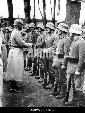 Kronprinz Rupprecht ehrt deutsche Soldaten an der Westfront, 1917 Stockfoto