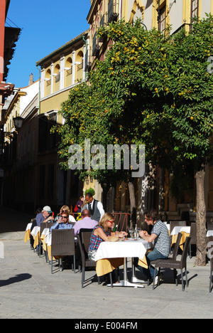 Pflaster-Restaurant in der Nähe der Kathedrale, Sevilla, Spanien, West-Europa. Stockfoto