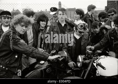 Motorradclub in den Vorstädten von London, 1964 Stockfoto