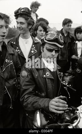 Mitglieder des Motorrad-Clubs "Scorpions" in den Vororten von London, 1964 Stockfoto