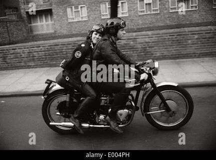 Mitglieder des Vereins 59 Motorrad Triumph Fahrrad in den Vorstädten von London, 1964 Stockfoto