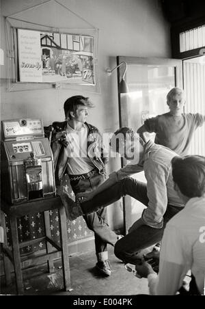 Mitglieder eines Motorrad-Clubs hängen in einem Pub in der Londoner Vorstadt, 1964 Stockfoto