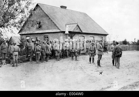 Prinz Eitel Friedrich beobachtet ein Verhör, 1915 Stockfoto