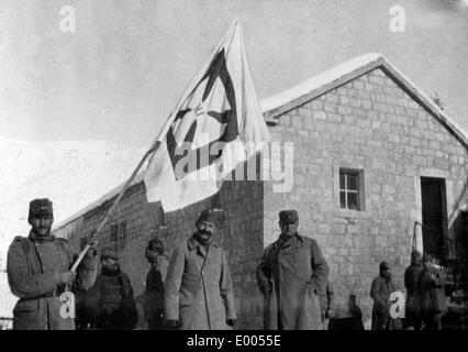 Österreich-ungarischen Soldaten mit montenegrinische Militärs kennzeichnen, 1916 Stockfoto