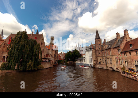 Blick entlang des Kanals vom Rozenhoedkaai, mit dem Glockenturm Belfort Tower im Hintergrund, Brügge, Belgien Stockfoto