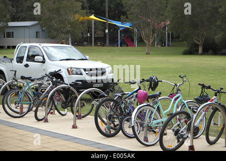 Fahrräder gesichert auf Fahrrad Geländer in Sydney, Australien Stockfoto