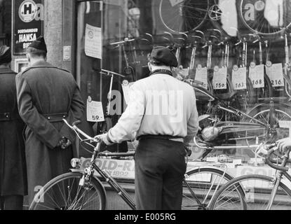 Fahrradladen in den 50er Jahren Stockfoto