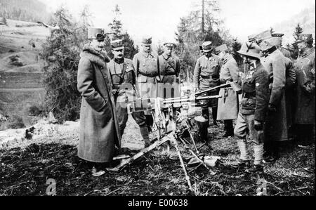 Kaiser Karl ich inspiziert ein erbeuteten Maschinengewehr, 1917 Stockfoto