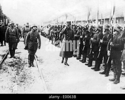 Kaiser Karl I. grüßt deutsche Truppen, 1917 Stockfoto