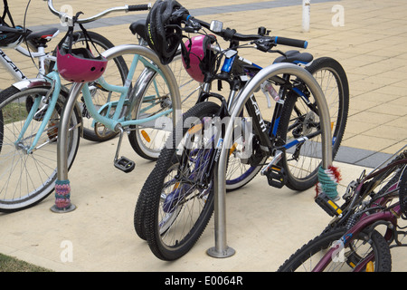 Fahrräder gesichert auf Fahrrad Geländer in Sydney, Australien Stockfoto