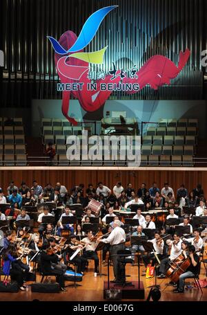 (140428)--Peking, 28. April 2014 (Xinhua)--Band Mitglieder am National Center für darstellende Künste in Peking, Hauptstadt von China, 28. April 2014 zu Proben. 'Feiert den 50. Jahrestag Frankreich-China diplomatische Beziehungen Konzert', die Öffnung Leistung das 14. Treffen in Peking Kunstfestival, Auftakt am Montag. Philippe Entremont, französischer Dirigent, besucht das Konzert zusammen mit Symphonie-Orchester und Chöre aus China National Opera House. Insgesamt 280 Shows werden während das Kunstfestival von 212 Künstlergruppen aus 33 Ländern und Regionen durchgeführt werden. (Xinhua/Luo Xiao Stockfoto