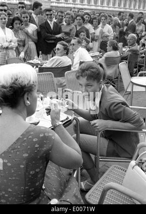 Romy Schneider in einem Café in Venedig, 1957 Stockfoto