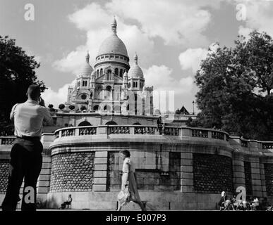 Ein Tourist fotografiert Basilika Sacre-Coeur in Montmartre in Paris, 1959 Stockfoto