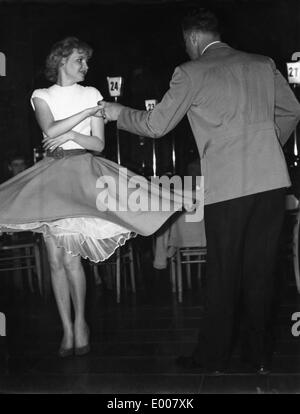 Ein Tanzpaar in einem Nachtclub in Augsburg Stockfoto