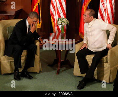 Manila, Philippinen. 28. April 2014. US-Präsident Barack Obama (L) spricht mit philippinische Präsident Benigno Aquino III. im Inneren des Malacanan Palastes in Manila, Philippinen, am 28. April 2014. US-Präsident Barack Obama auf den Philippinen am Montag Nachmittag für einen zweitägigen Staatsbesuch eingetroffen. Bildnachweis: Pool/Xinhua/Alamy Live-Nachrichten Stockfoto
