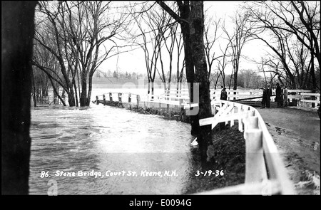 Flut von 1936, Keene NH - Steinbrücke, Court Street Stockfoto