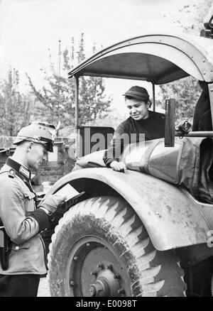 Reportage über eine weibliche Traktorfahrer, 1939 Stockfoto