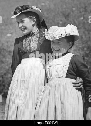 Mädchen in traditioneller Tracht von St. Peter, 1934 Stockfoto